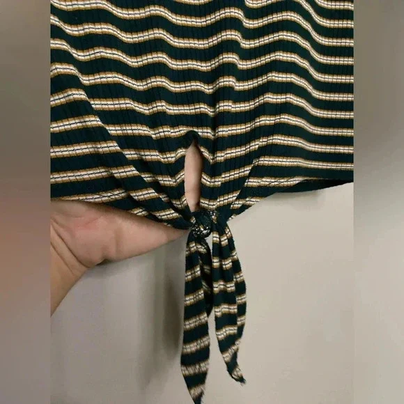 American Eagle women’s MED short sleeve cropped tee tie front green & mustard - Picture 3 of 7